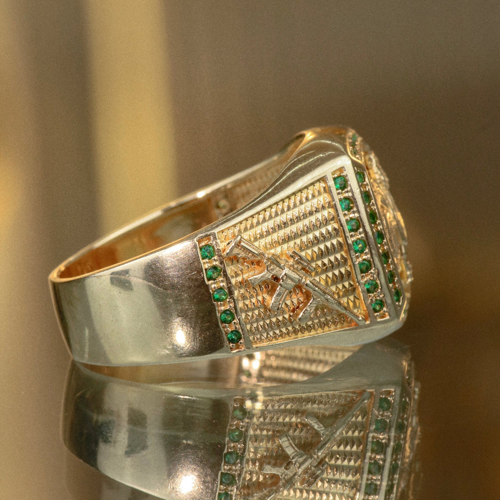 Anillo Gallo en oro amarillo 18k con circones verdes l talla 10 l 17g