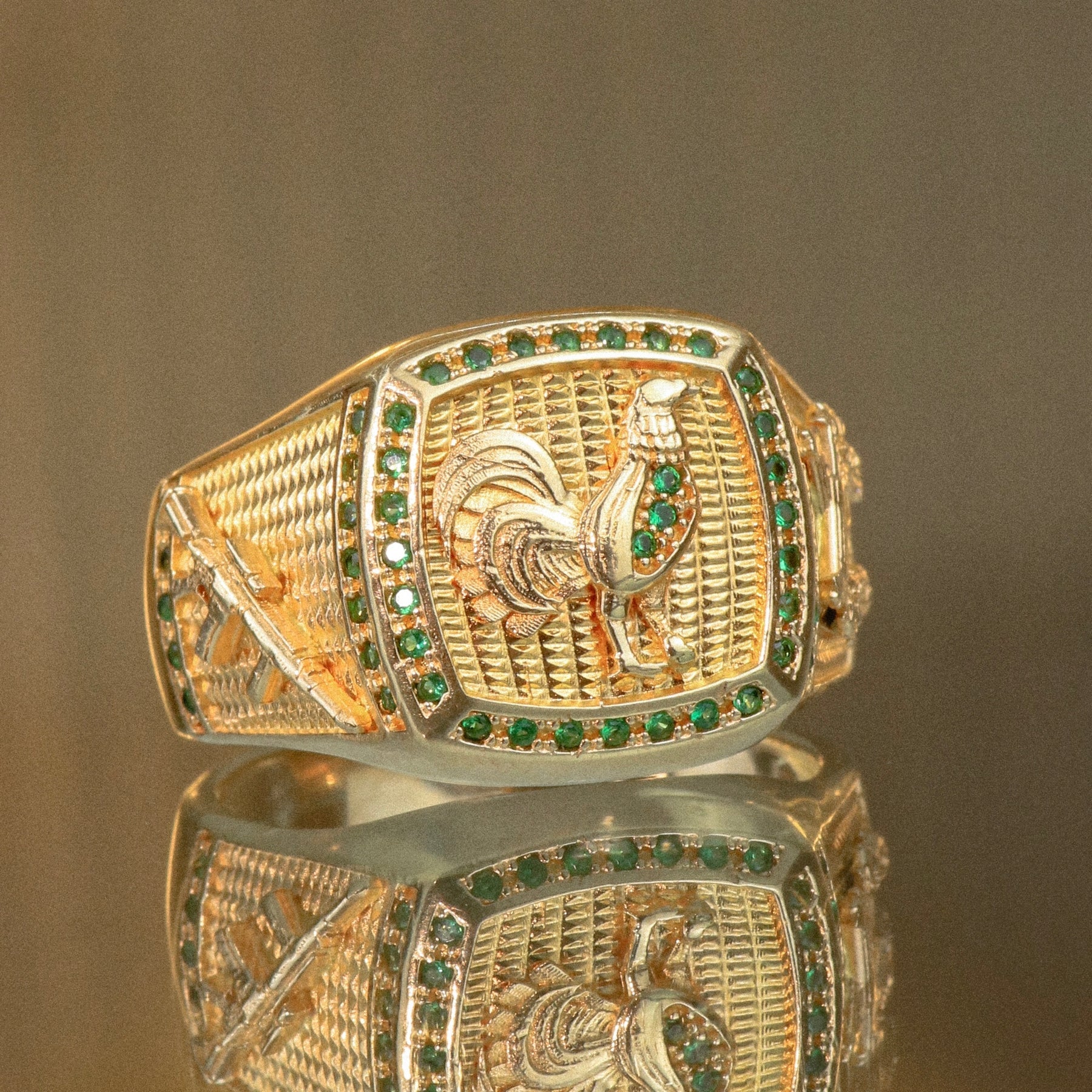 Anillo Gallo en oro amarillo 18k con circones verdes l talla 10 l 17g